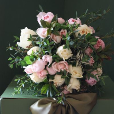 THE REAL FLOWER COMPANY Pale pink and cream bouquet